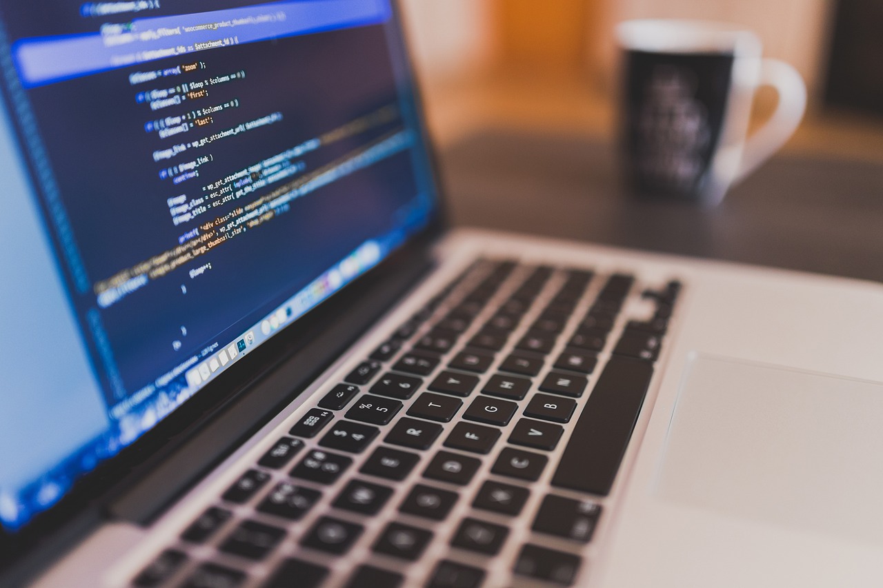 チャットでの質問対応に最適なプログラミング言語は？